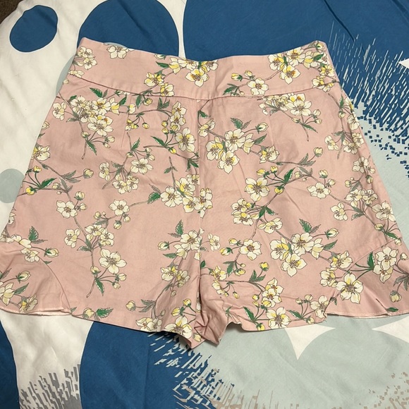 Express Extreme High Rise Pink Floral Ruffle Short - Size 8 - Picture 2 of 4
